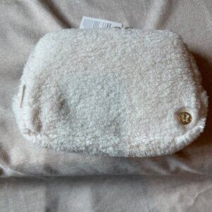 Everywhere Belt Bag Large 2L *Fleece